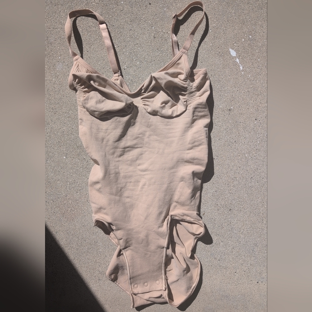 SKIMS Women's Cream One Piece Bodysuit Size Large NWOT